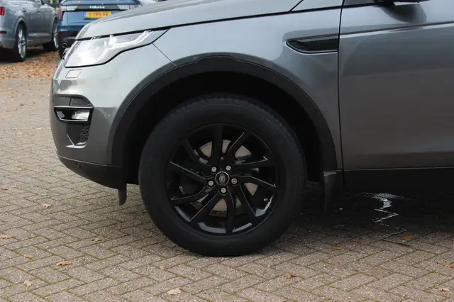 Land Rover Discovery Sport view 14