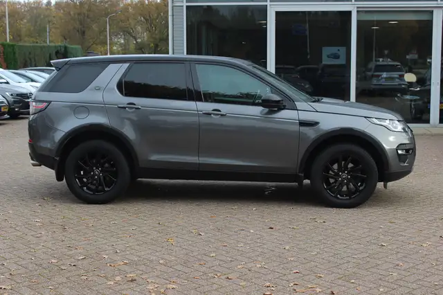 Land Rover Discovery Sport view 5