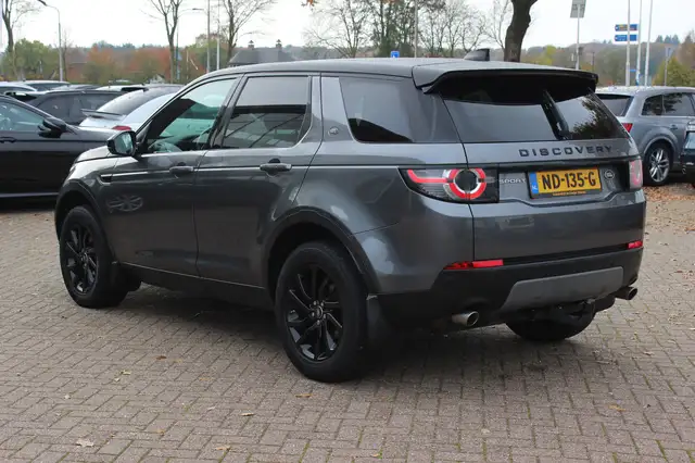 Land Rover Discovery Sport view 3