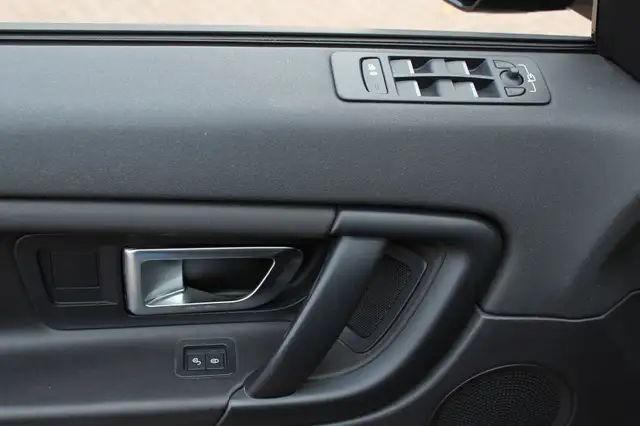 Land Rover Discovery Sport view 29
