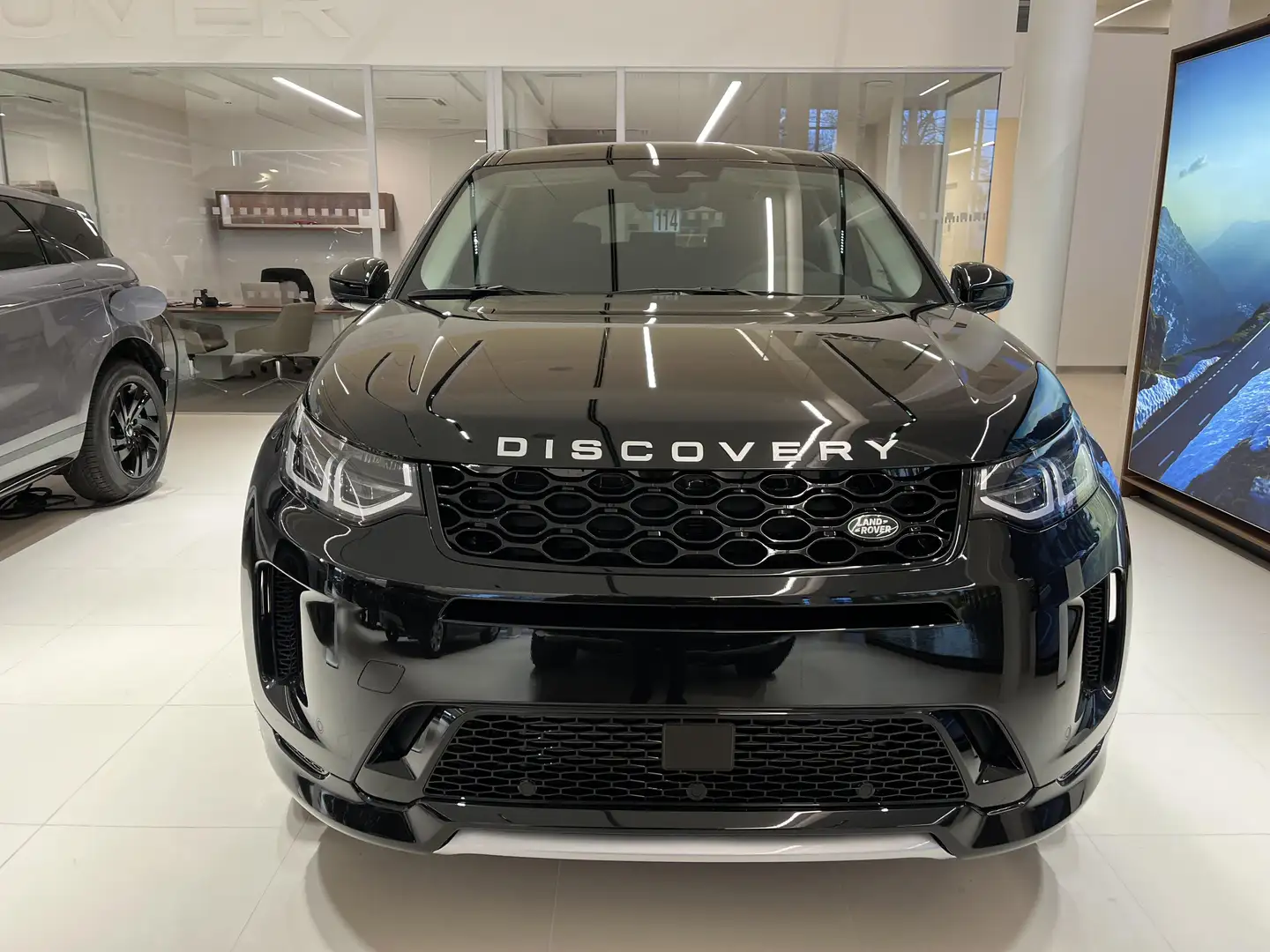 Land Rover Discovery Sport P270E Zwart - 2