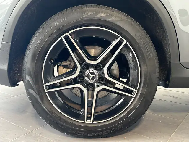 Mercedes-Benz 220 view 3