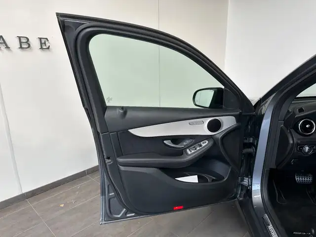 Mercedes-Benz 220 view 6