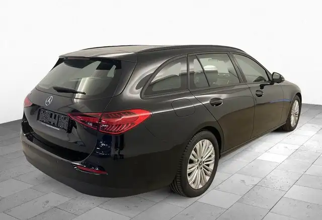 Mercedes-Benz C view 3