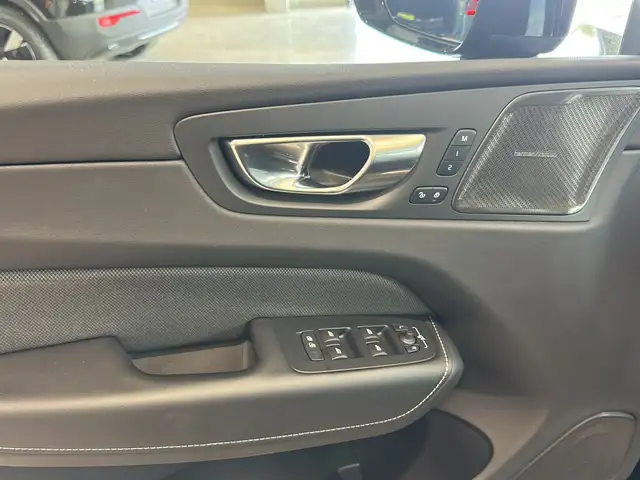 Volvo XC60 view 9