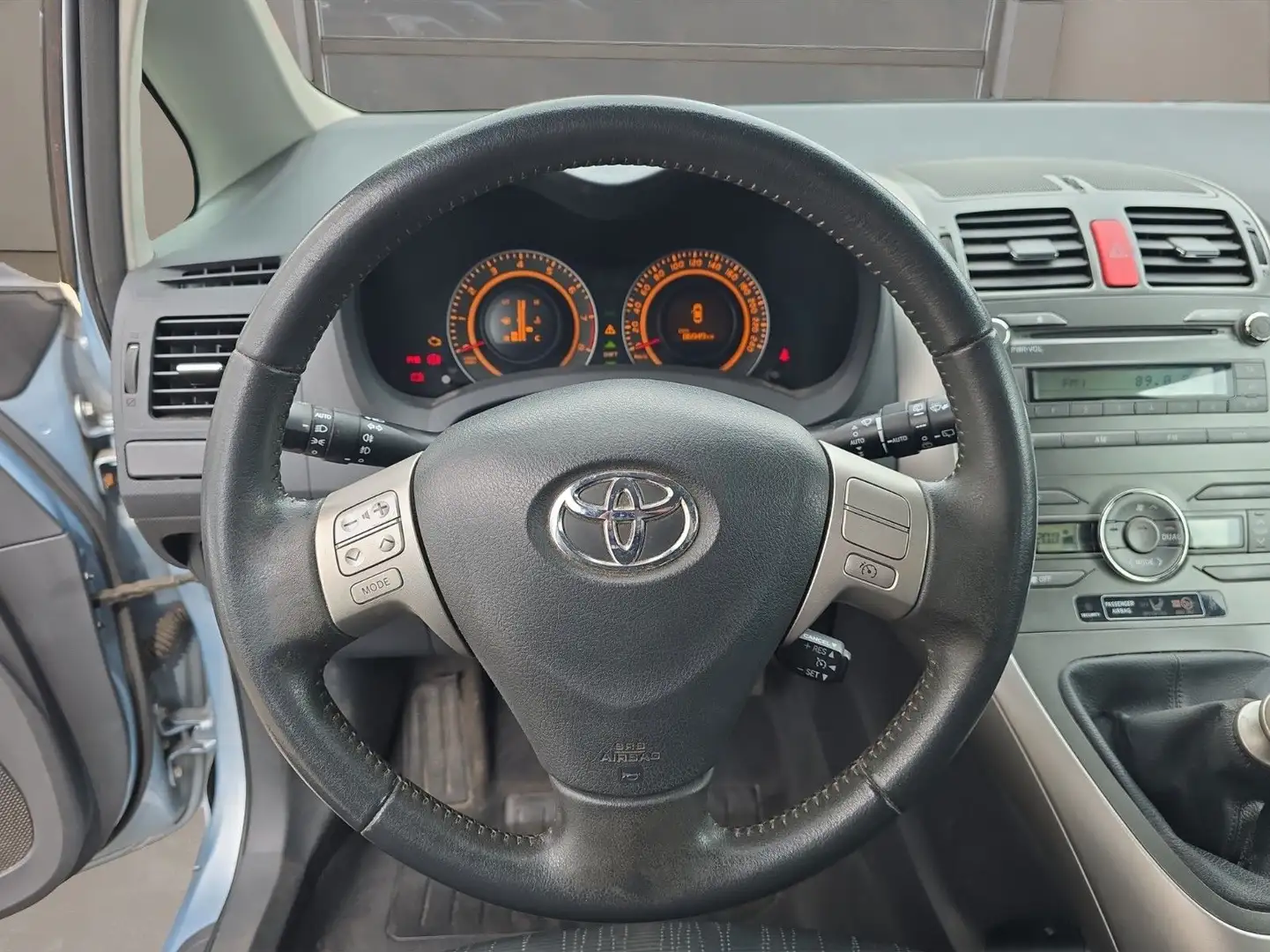 Toyota Auris Executive Blau - 2