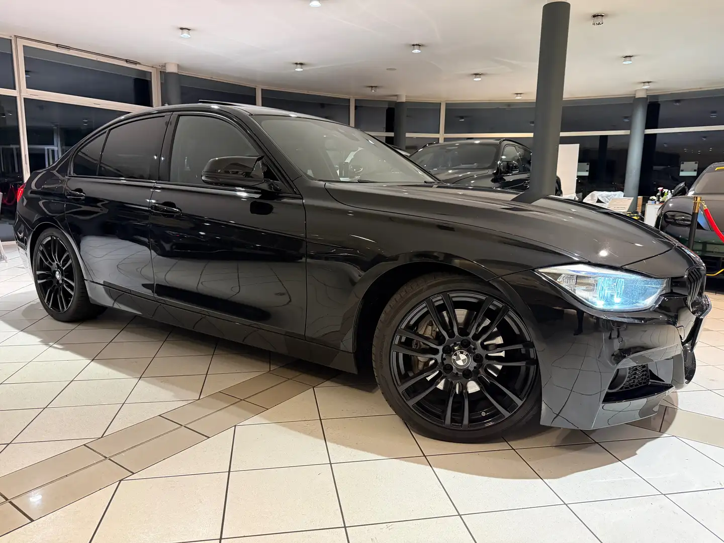 BMW 335 335 i xDrive Schwarz - 1