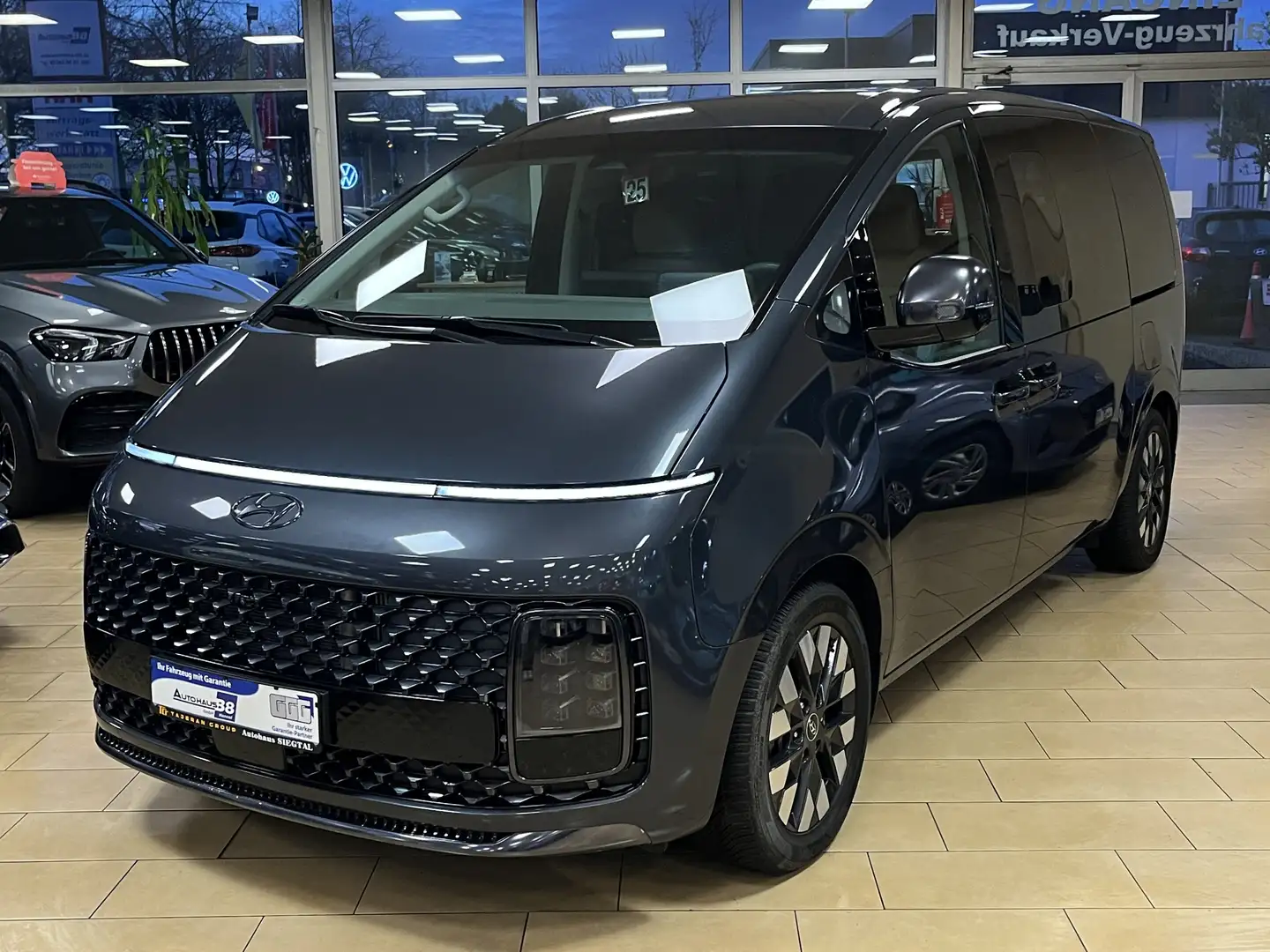 Hyundai STARIA Signature*4WD*BOSE*7Sitz*AHK*ACC*360cam Gris - 1