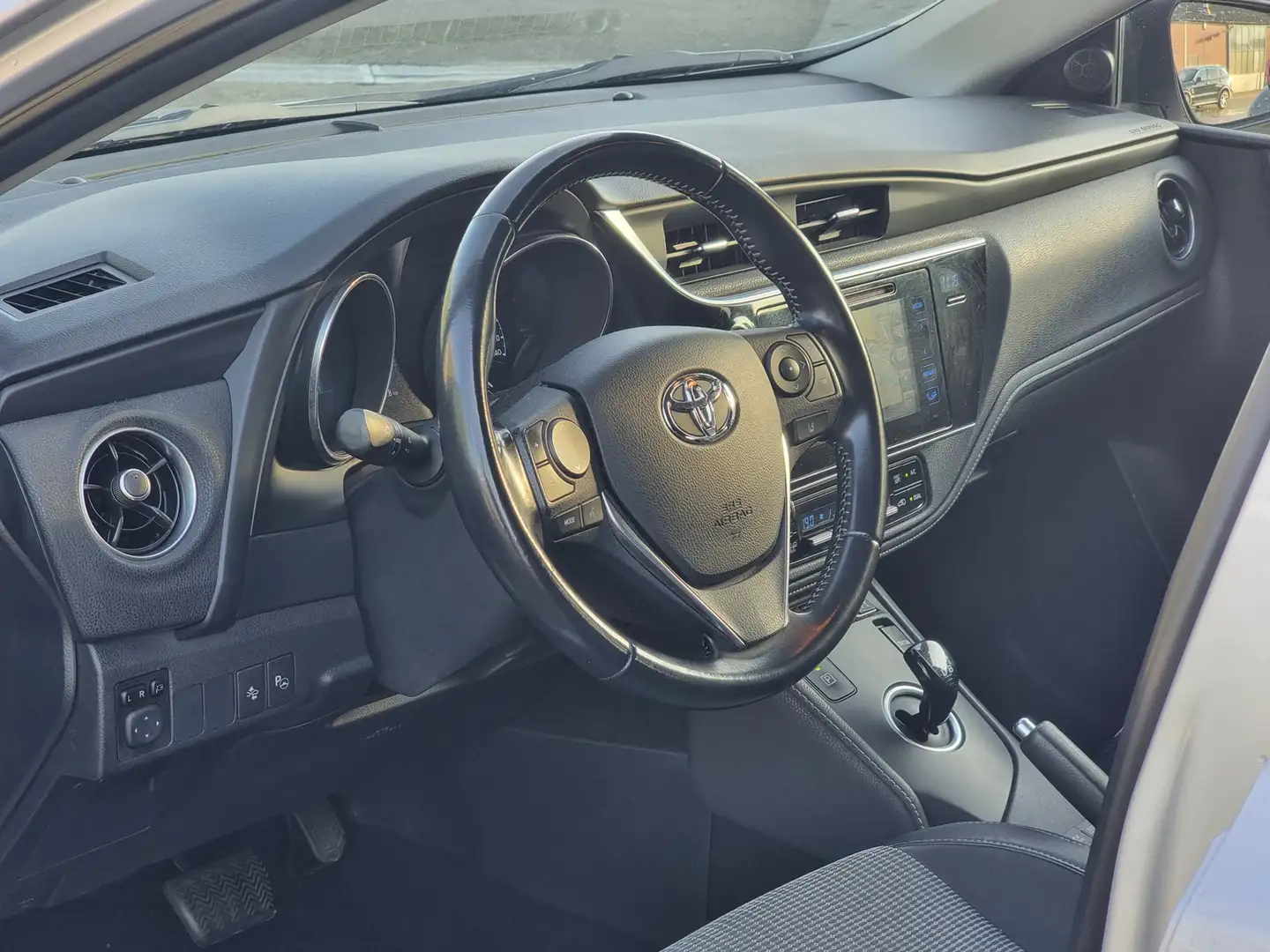 Toyota Auris Touring Sports 1.8 Hybrid Executive | Panorama dak Grau - 2