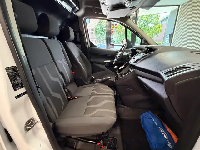 Ford Transit Connect view 9
