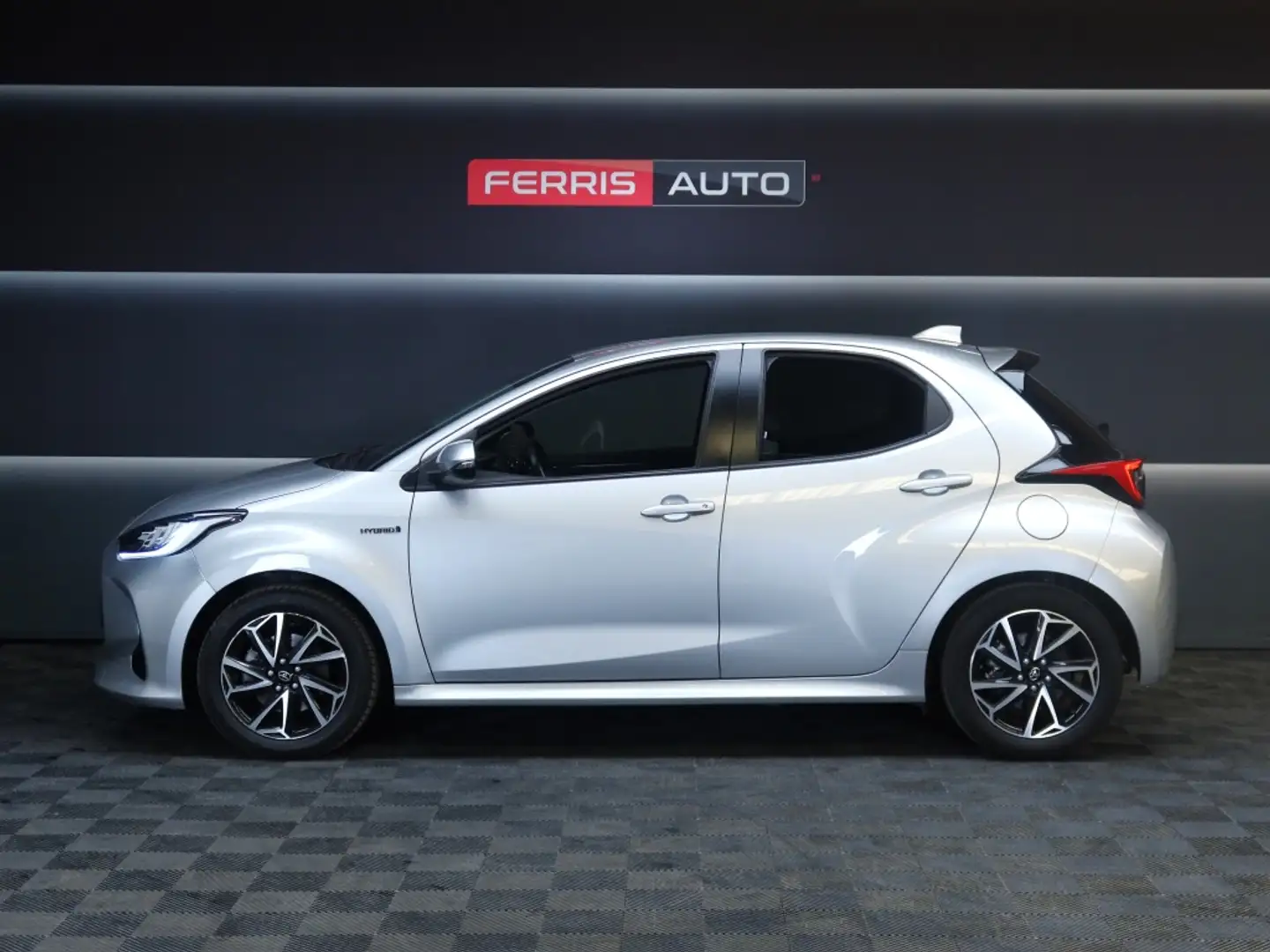 Toyota Yaris 120H 1.5 Style Plus Grau - 2