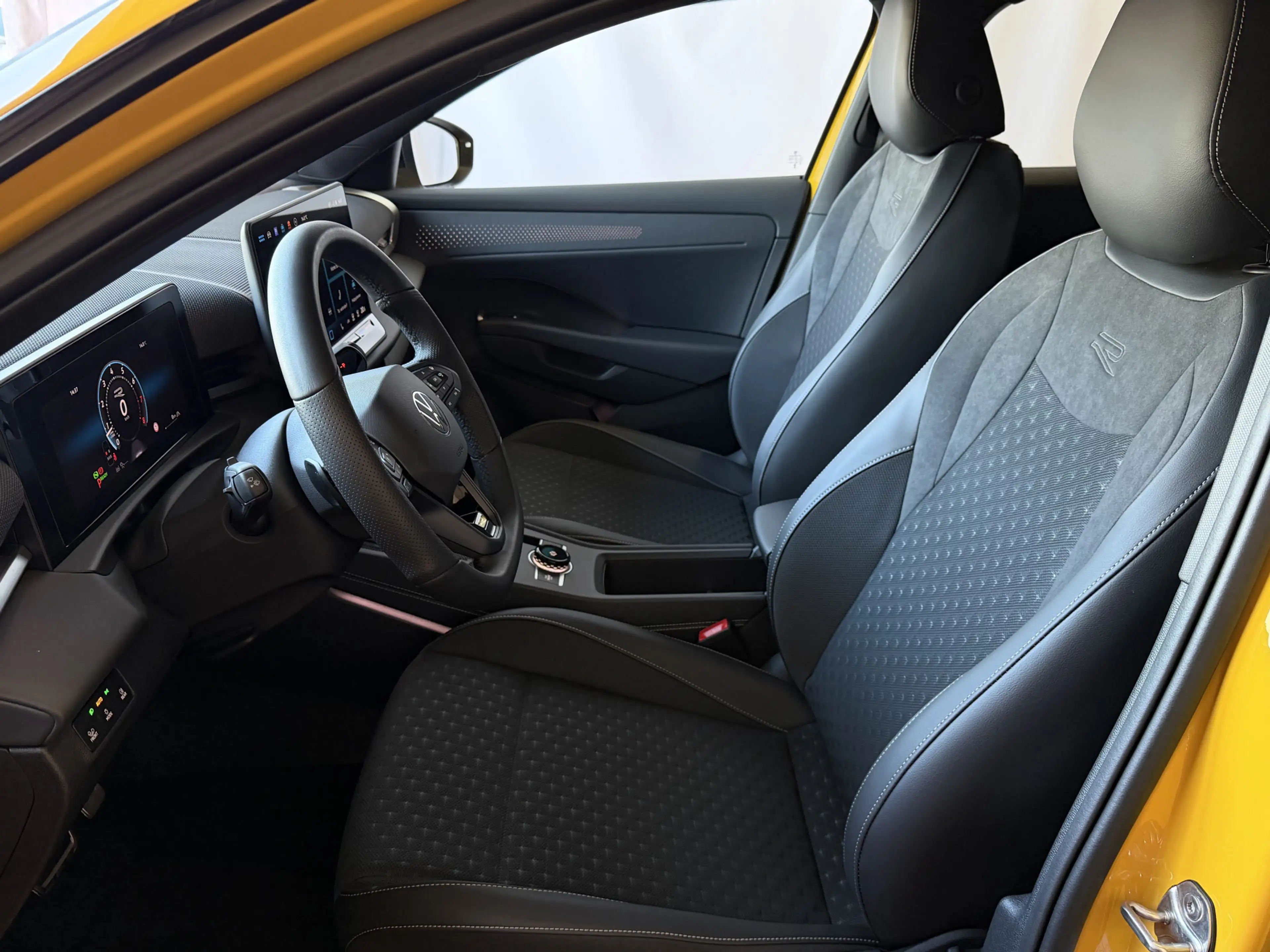 Volkswagen T-Roc 1.5 eTsi R-LINE 150PK EDITION BLACK STYLE 19''LMV — photo 22