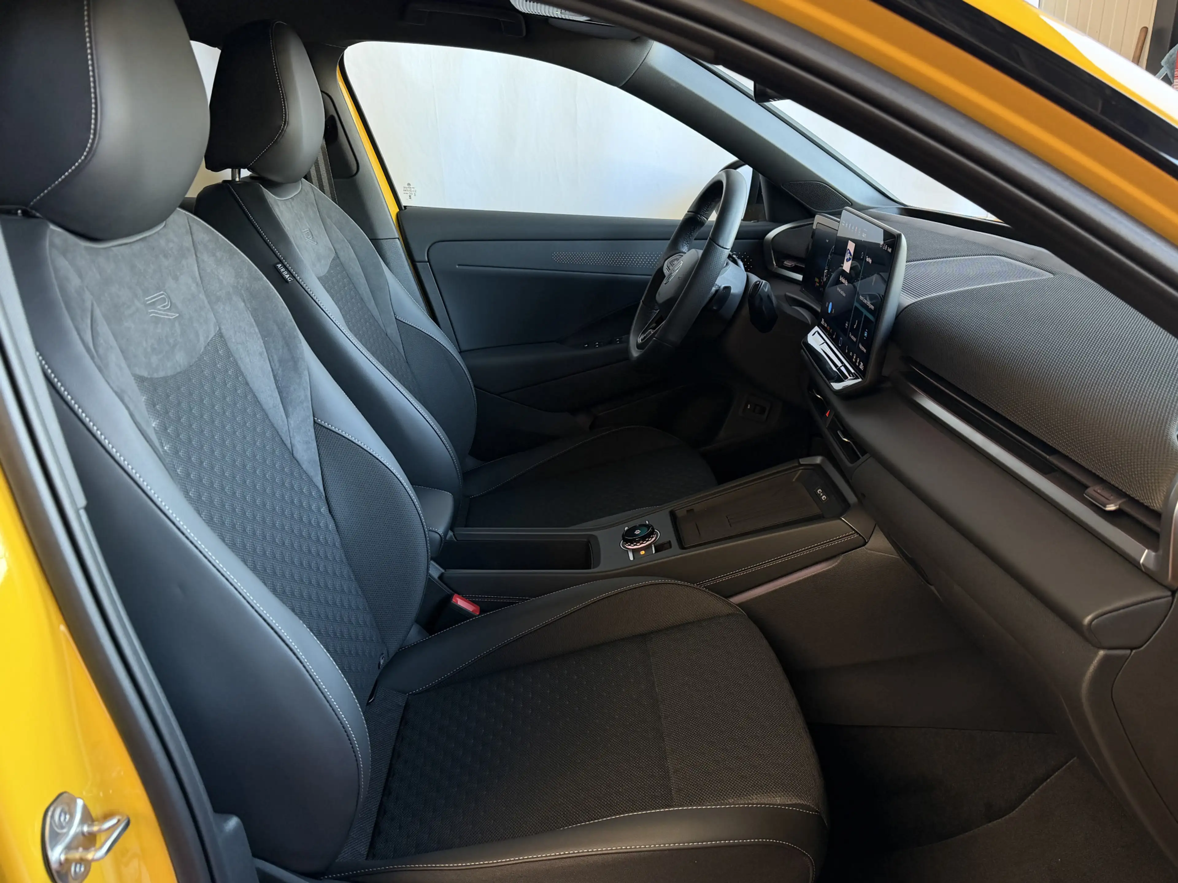Volkswagen T-Roc 1.5 eTsi R-LINE 150PK EDITION BLACK STYLE 19''LMV — photo 37