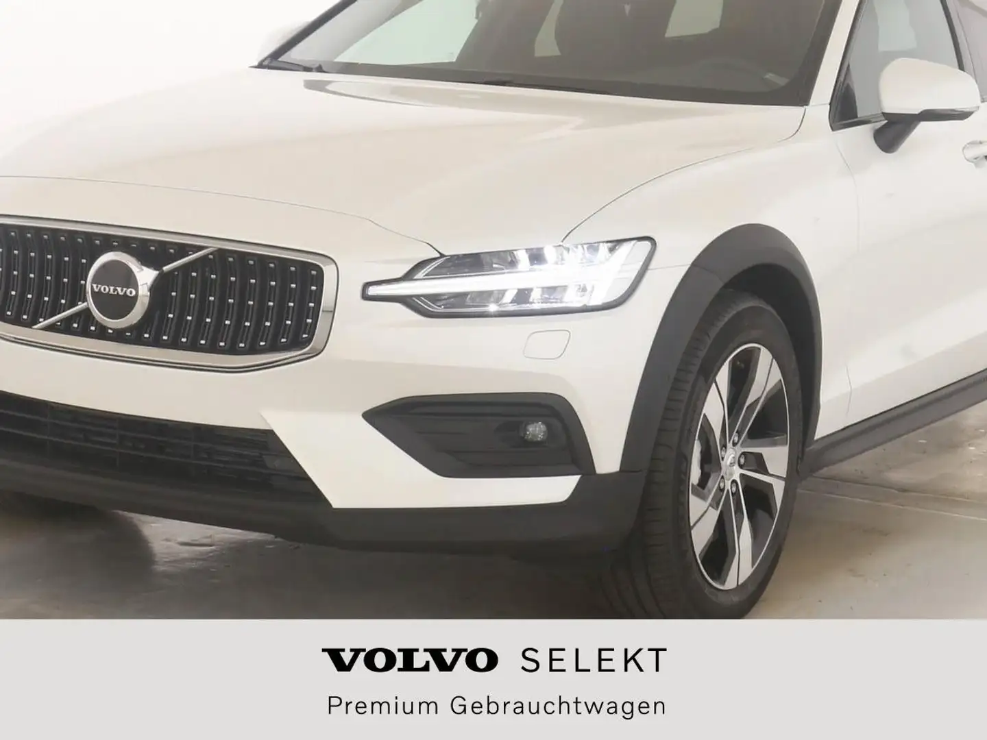 Volvo V60 Cross Country Plus White - 2