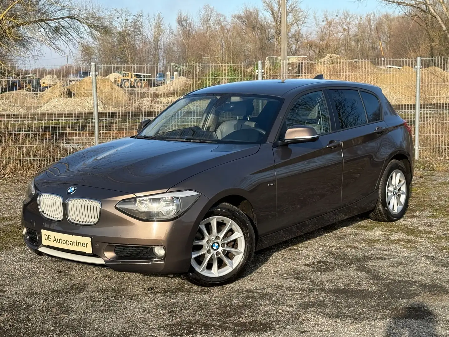 BMW 116 i Urban*Automatik*Navi*BT*SHZ*PDC*TÜV 10/2027 Braun - 1