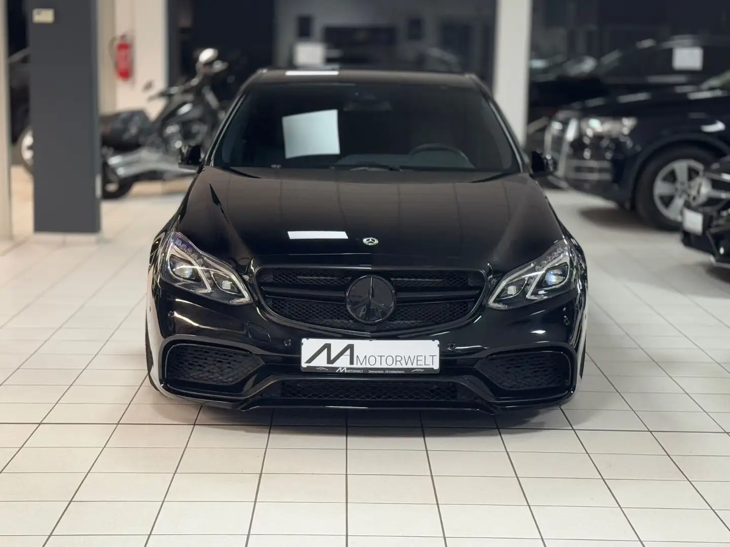 Mercedes-Benz E 500 CGI BlueEfficiency 4Matic /AMG/ Schwarz - 2