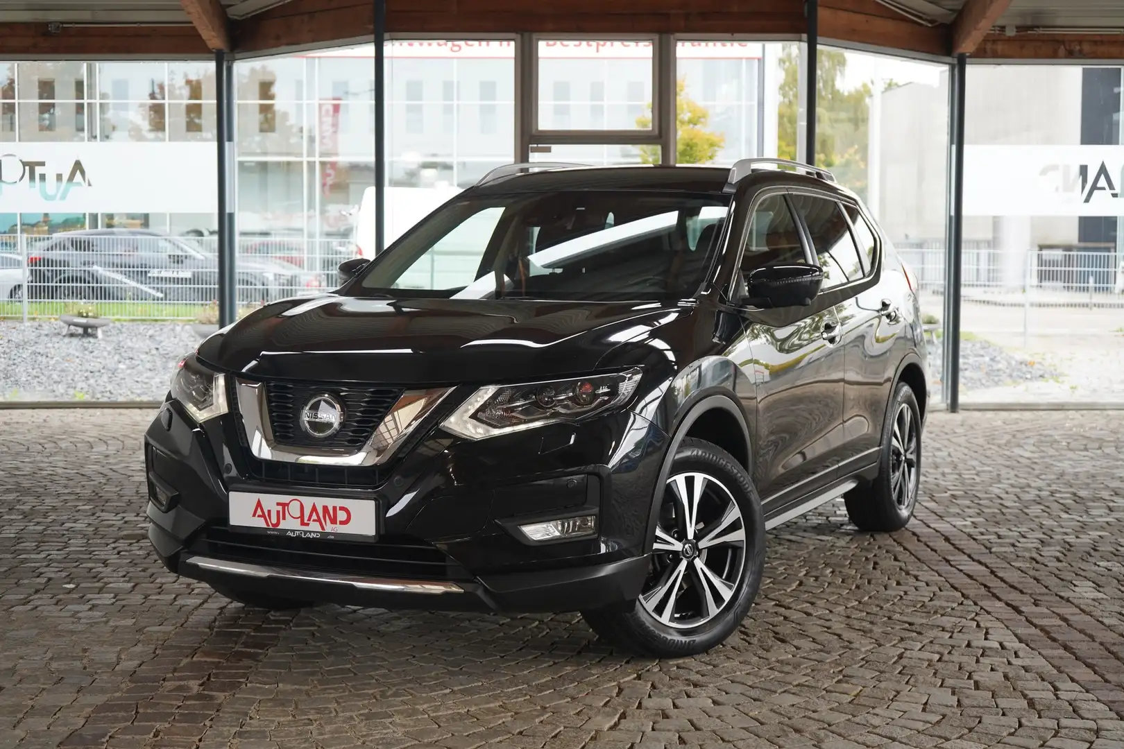 Nissan X-Trail 1.3 N-Connecta LED Navi AHK 360° Keyless Schwarz - 2