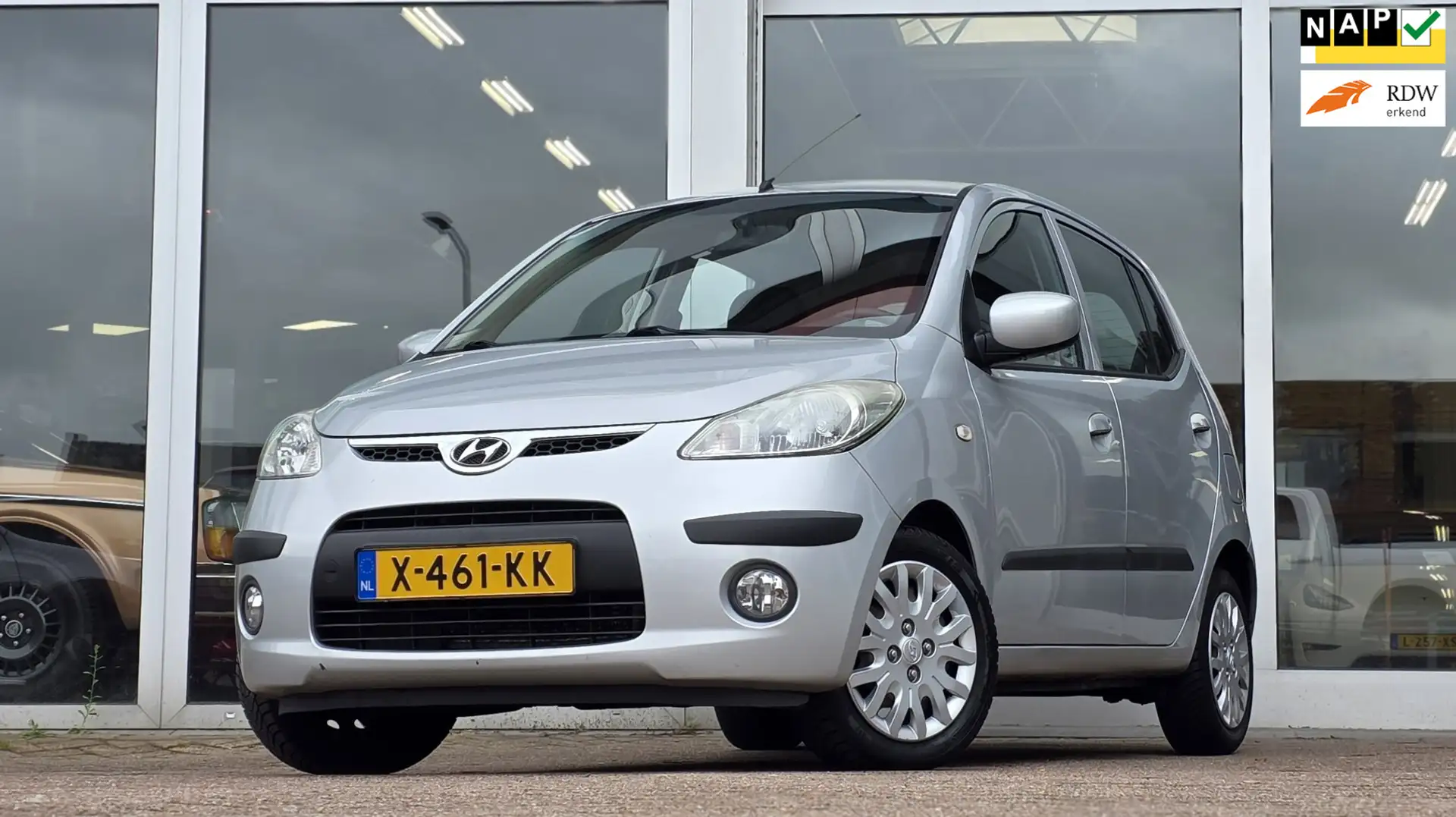 Hyundai i10 1.25i i-Catcher Airco Hier en daar een beschadigin Grijs - 1