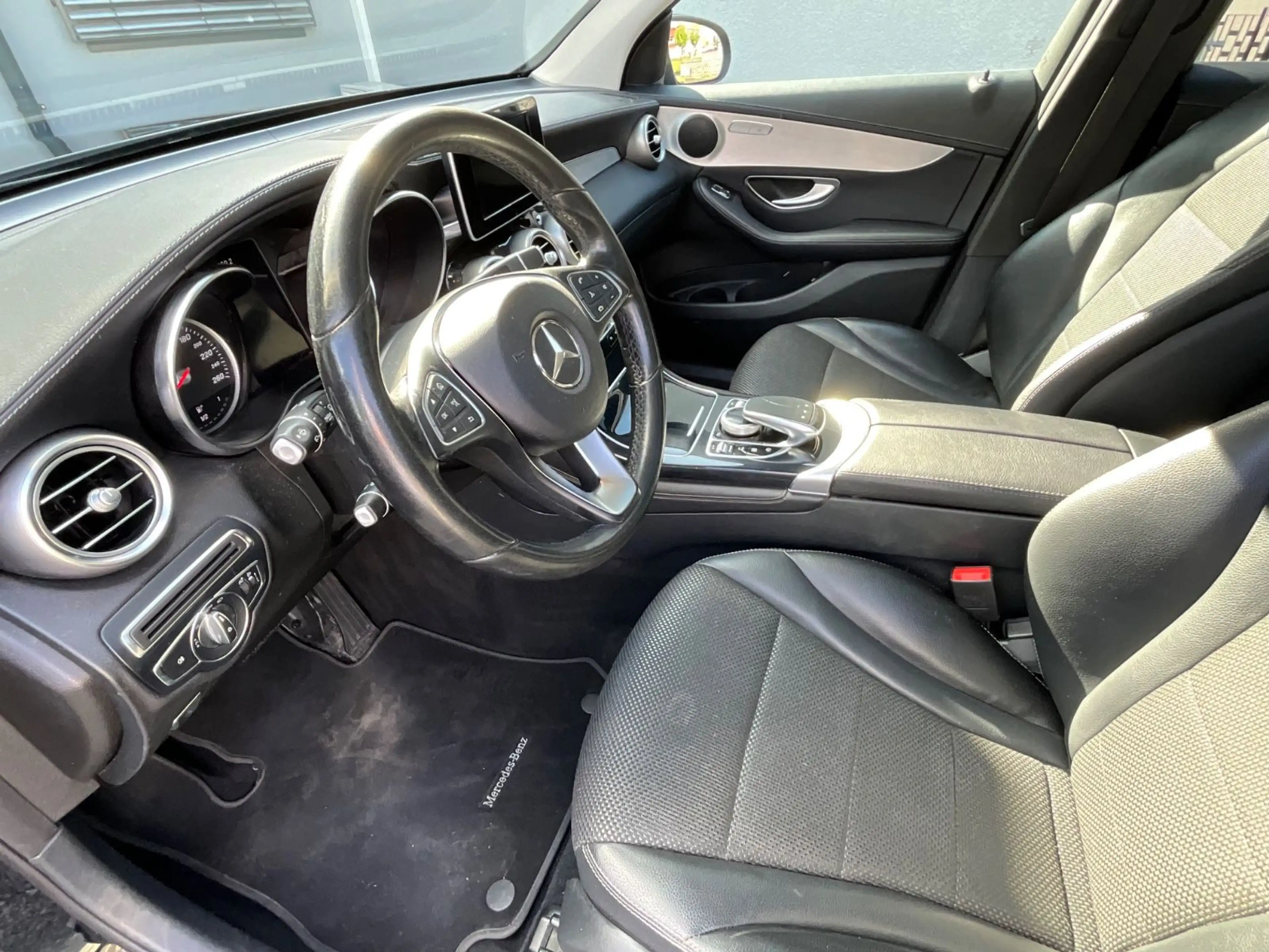 Mercedes-Benz GLC 250 d 4Matic Pano Standheizung AHK — photo 10