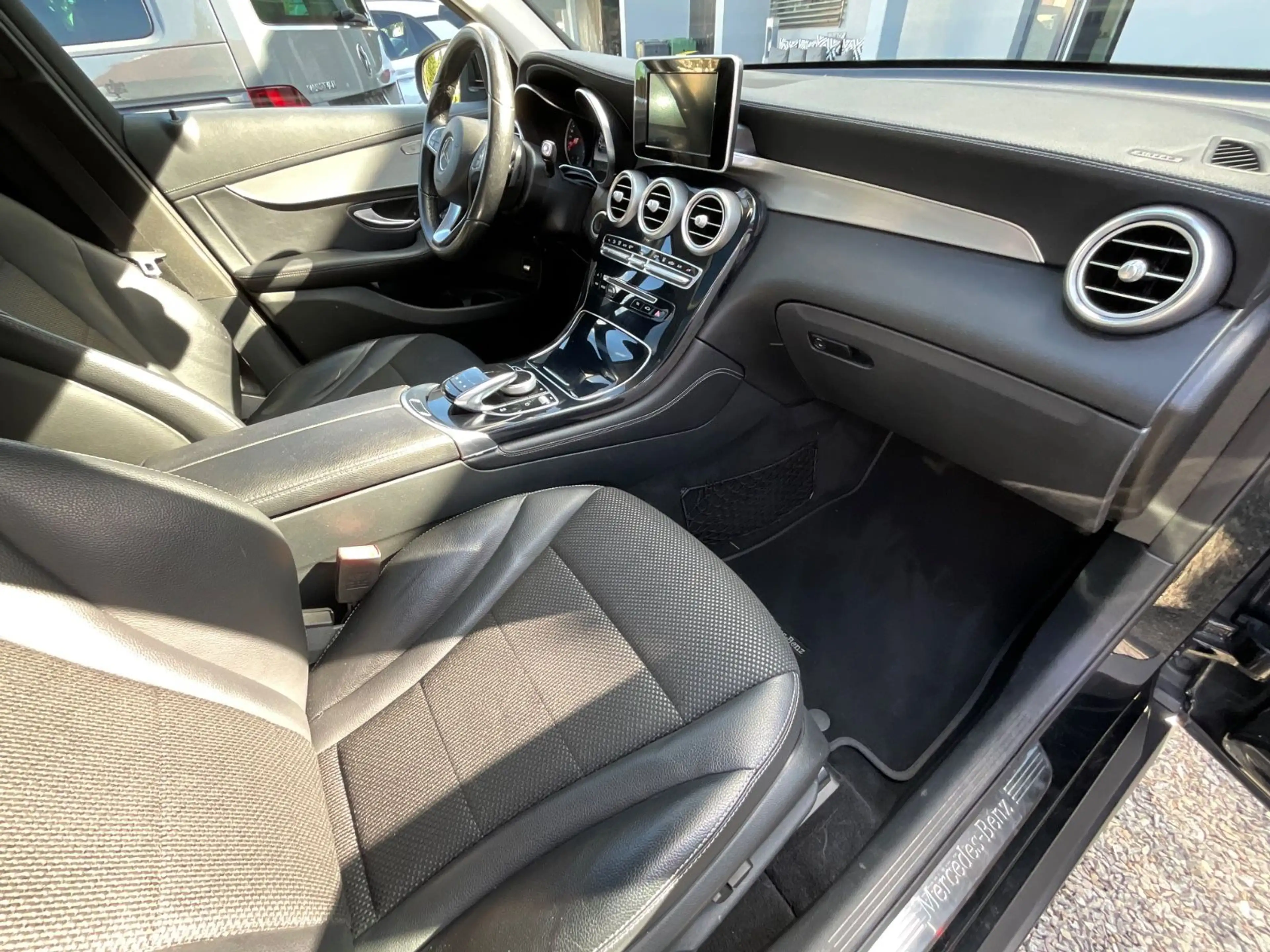 Mercedes-Benz GLC 250 d 4Matic Pano Standheizung AHK — photo 12