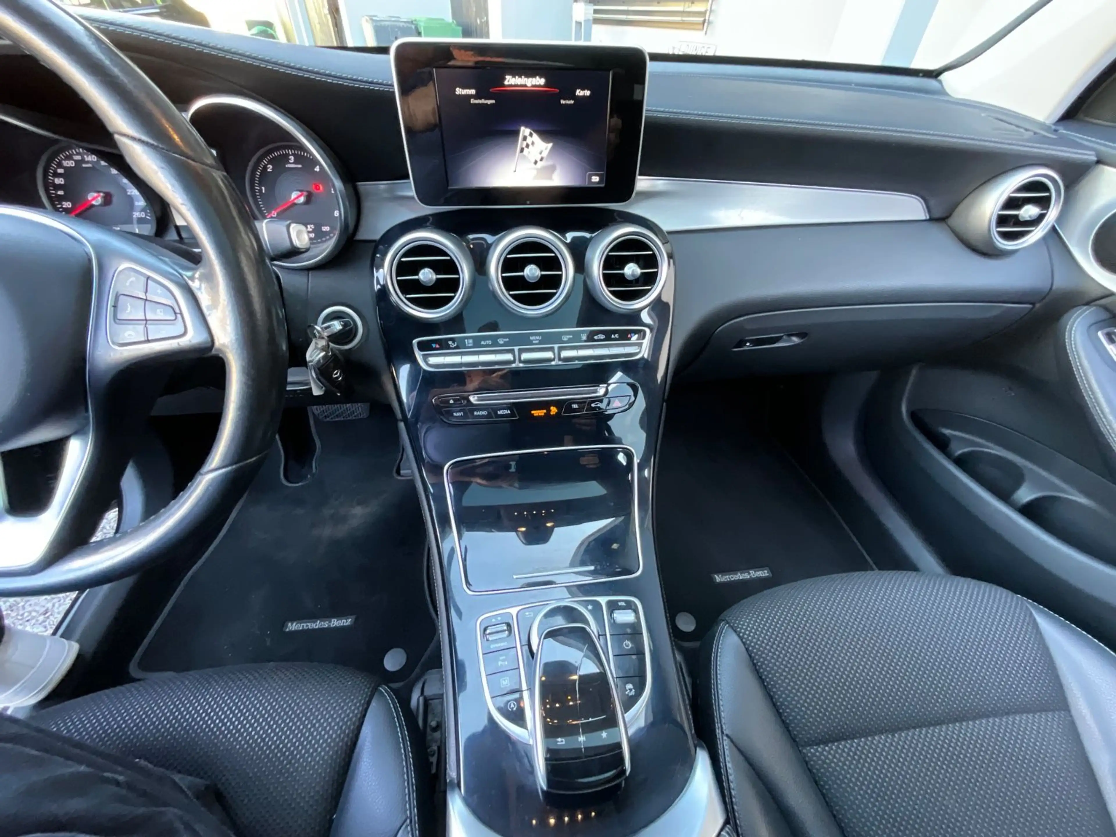 Mercedes-Benz GLC 250 d 4Matic Pano Standheizung AHK — photo 13