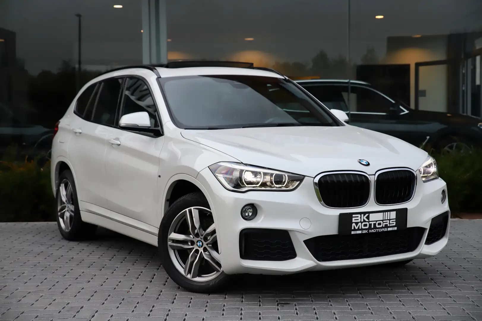 BMW X1 sDrive18i M Sport -PANO-CRUISE-LEDER-TREKHAAK-LED Wit - 1