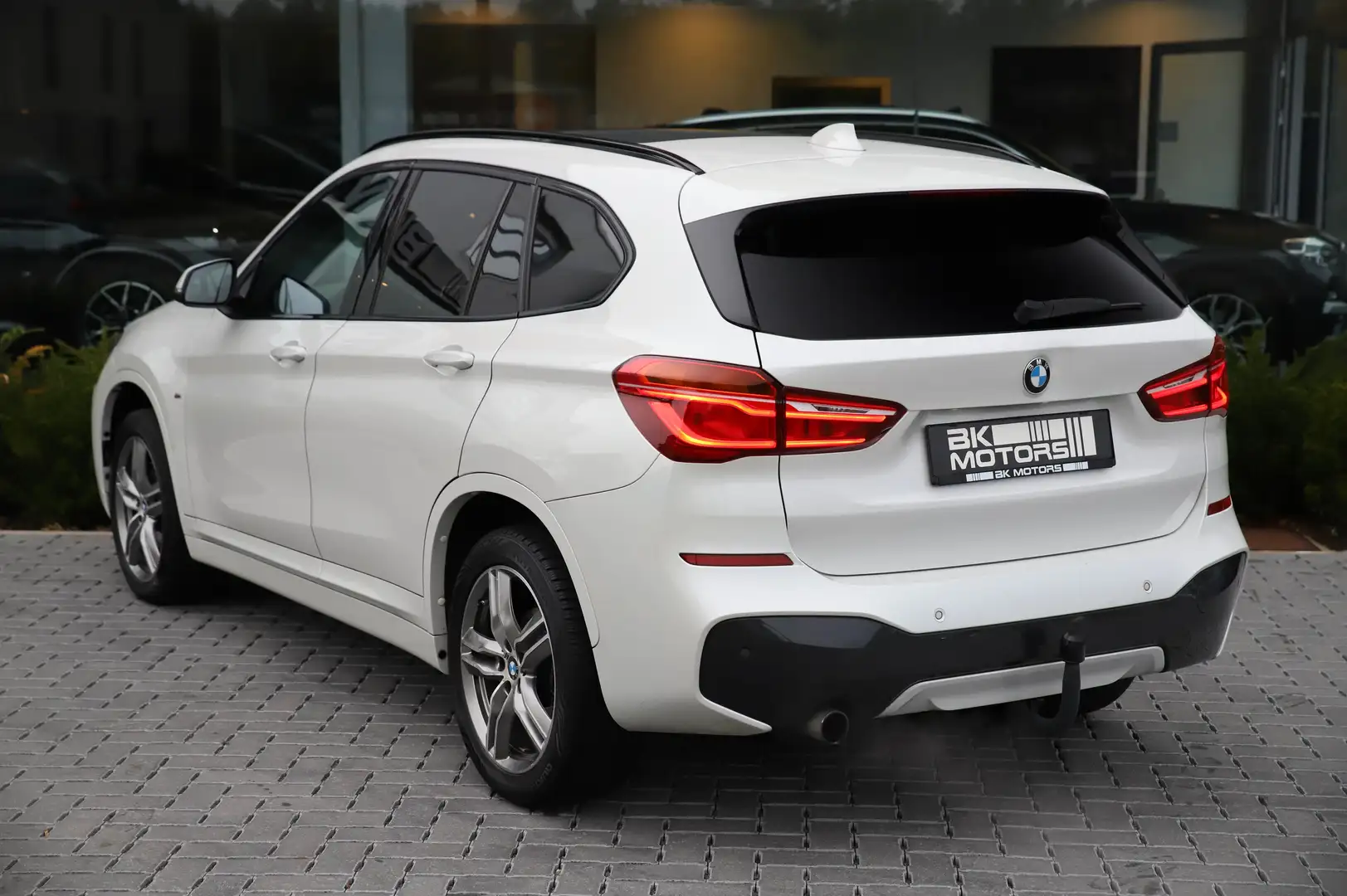 BMW X1 sDrive18i M Sport -PANO-CRUISE-LEDER-TREKHAAK-LED Wit - 2