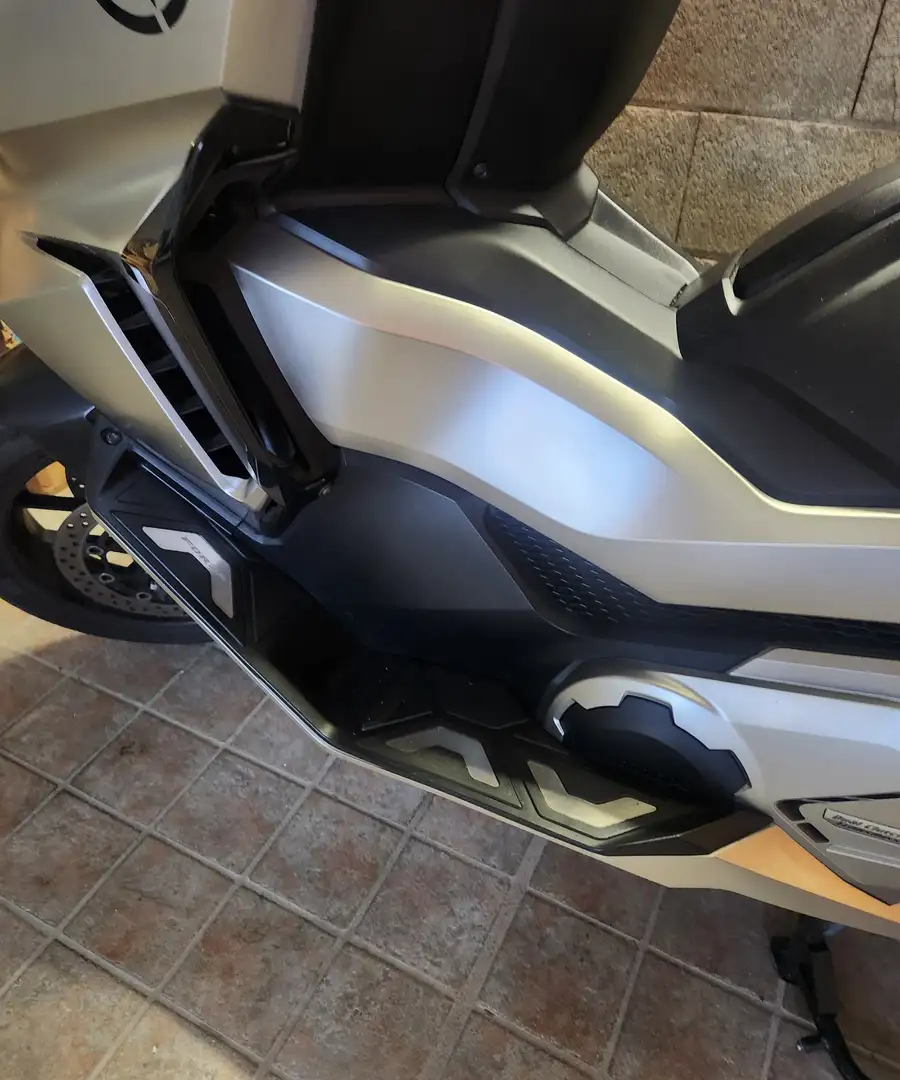 Honda Forza 750 Stříbrná - 2