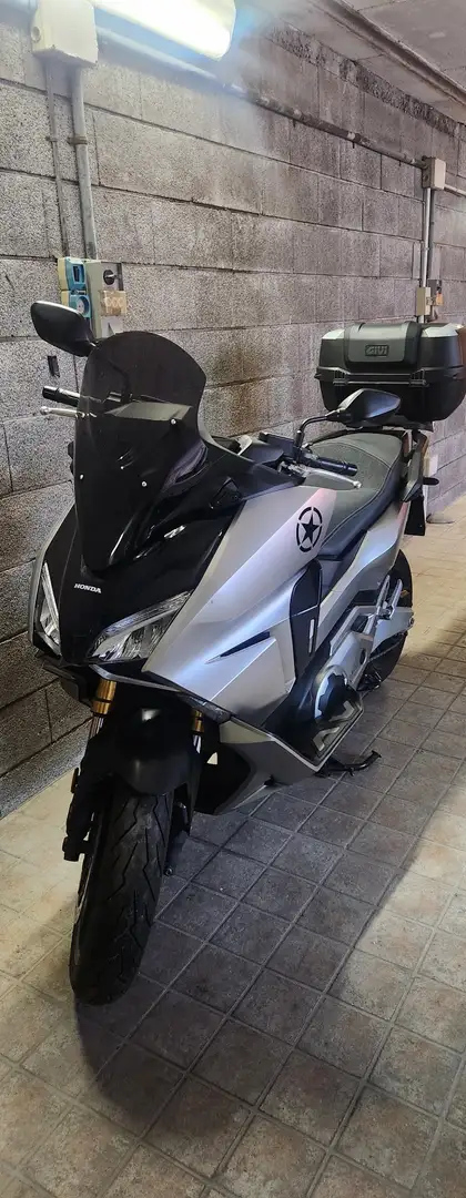 Honda Forza 750 Stříbrná - 1