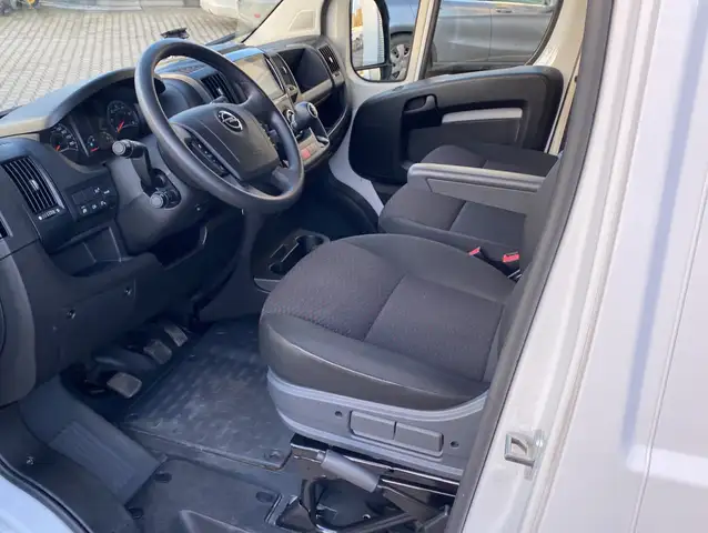 Opel Movano view 5