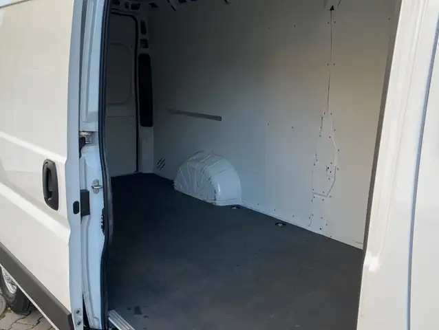 Opel Movano view 10