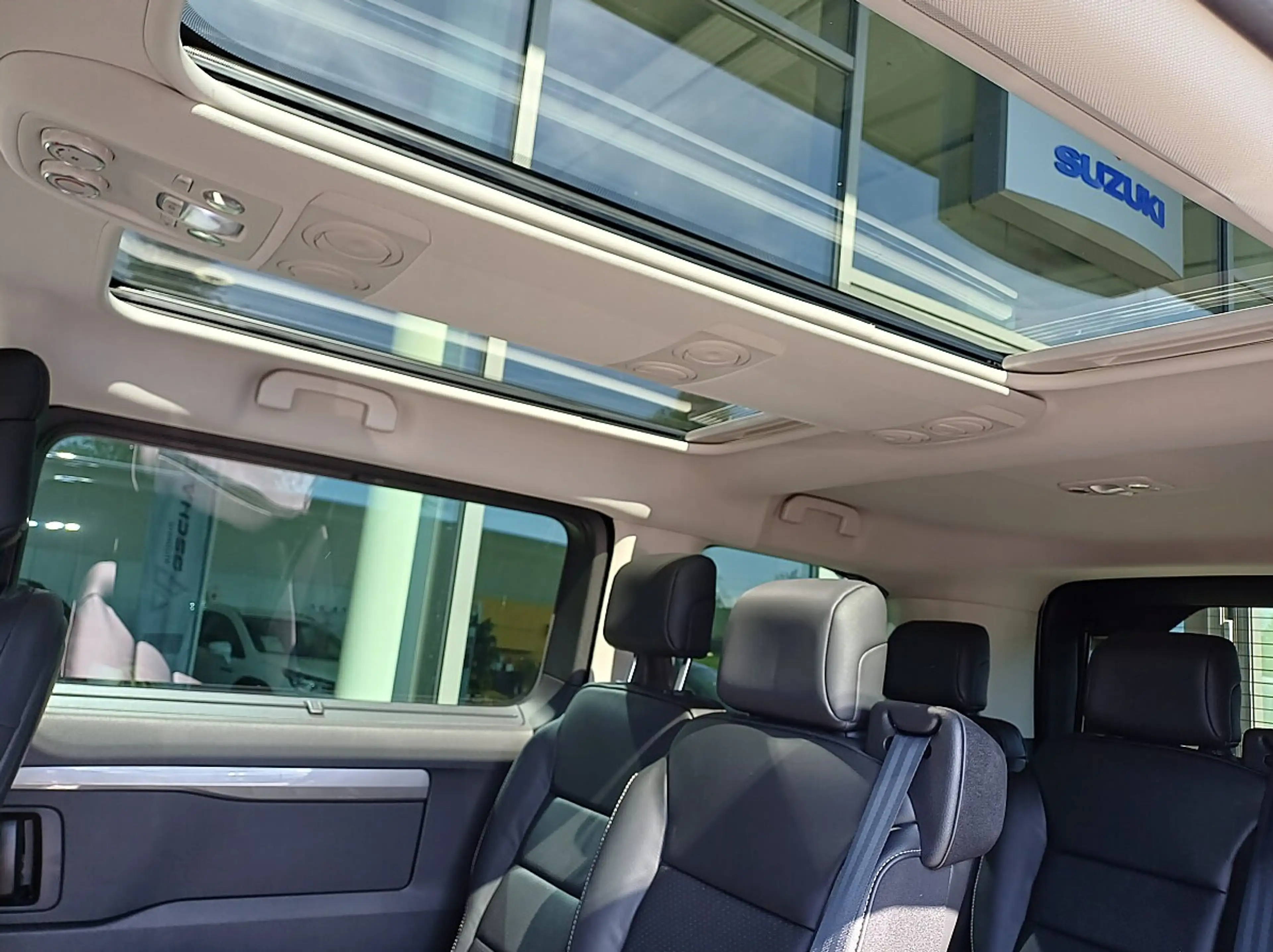 Peugeot Traveller Premium BlueHDi 180 Lang EAT8 — photo 10
