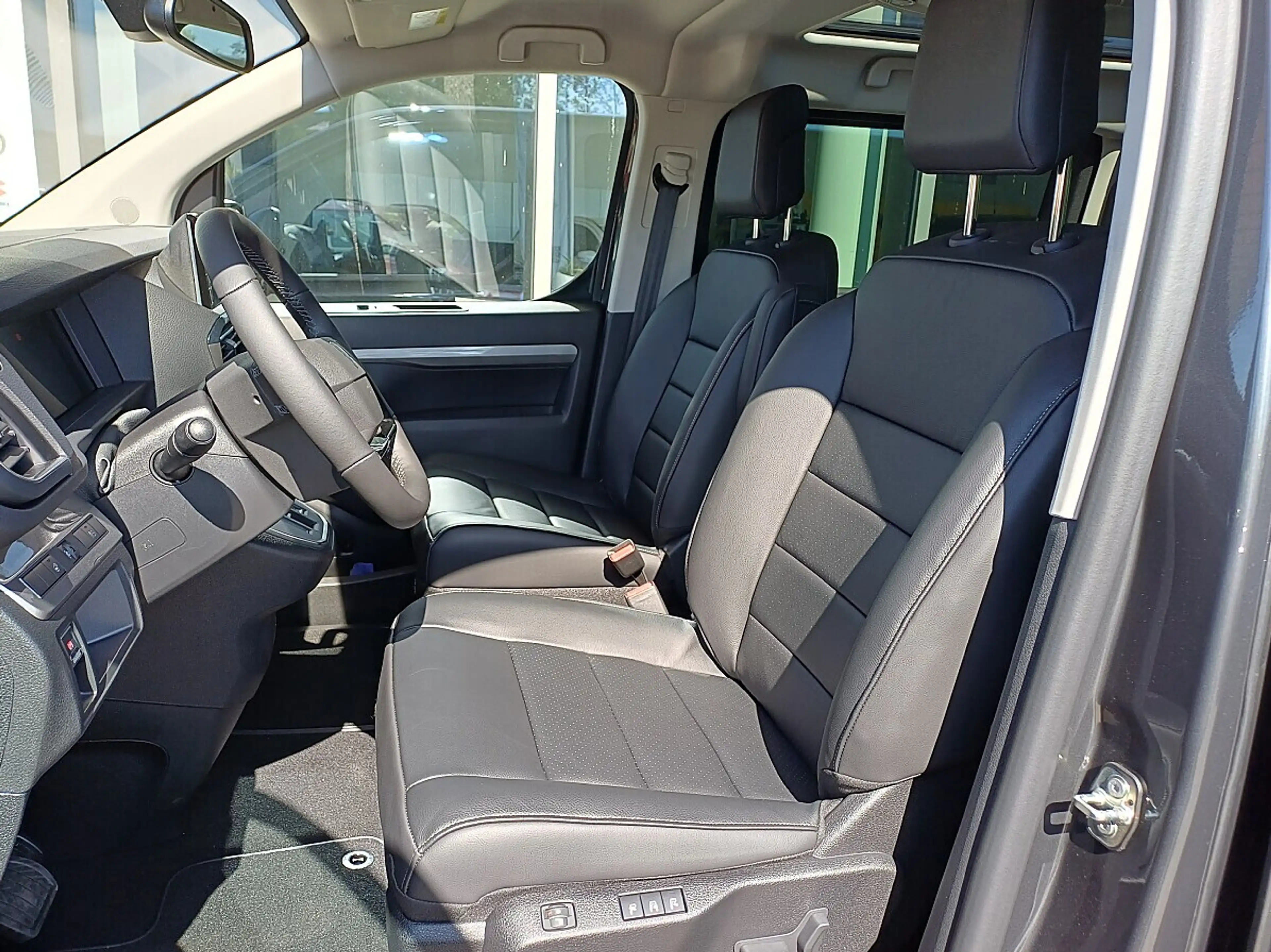 Peugeot Traveller Premium BlueHDi 180 Lang EAT8 — photo 11