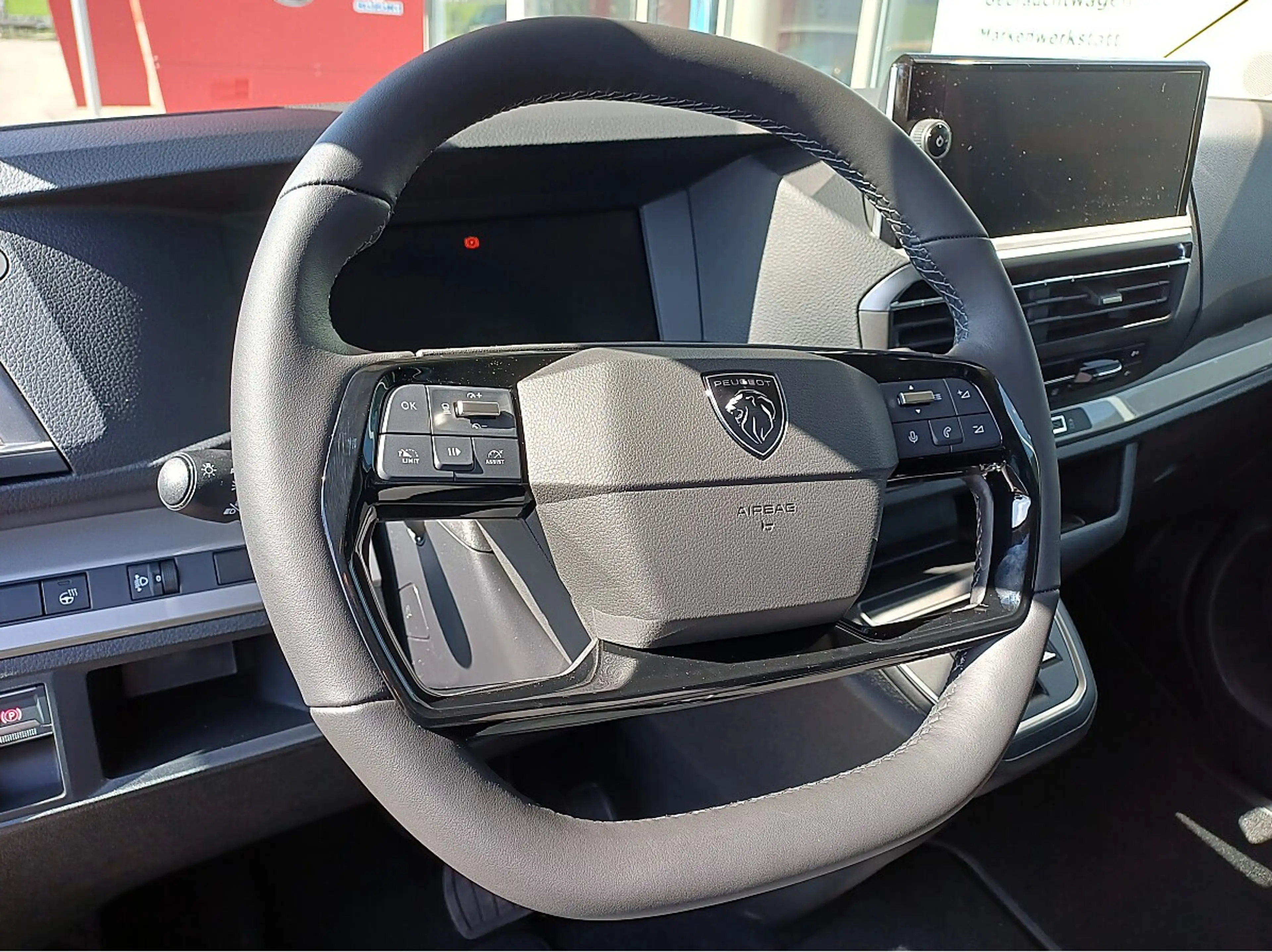 Peugeot Traveller Premium BlueHDi 180 Lang EAT8 — photo 15
