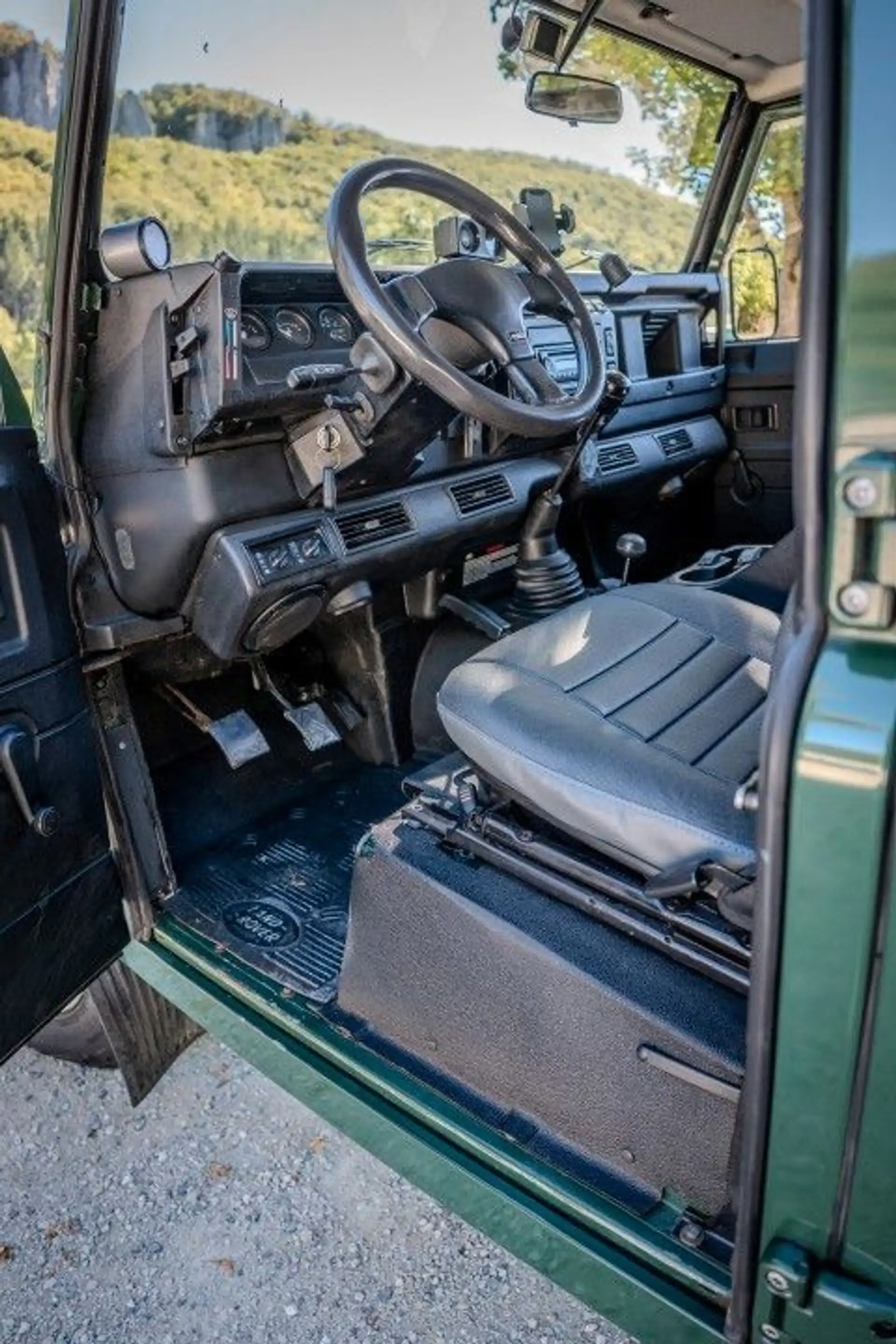 Land Rover Defender 110 — photo 12