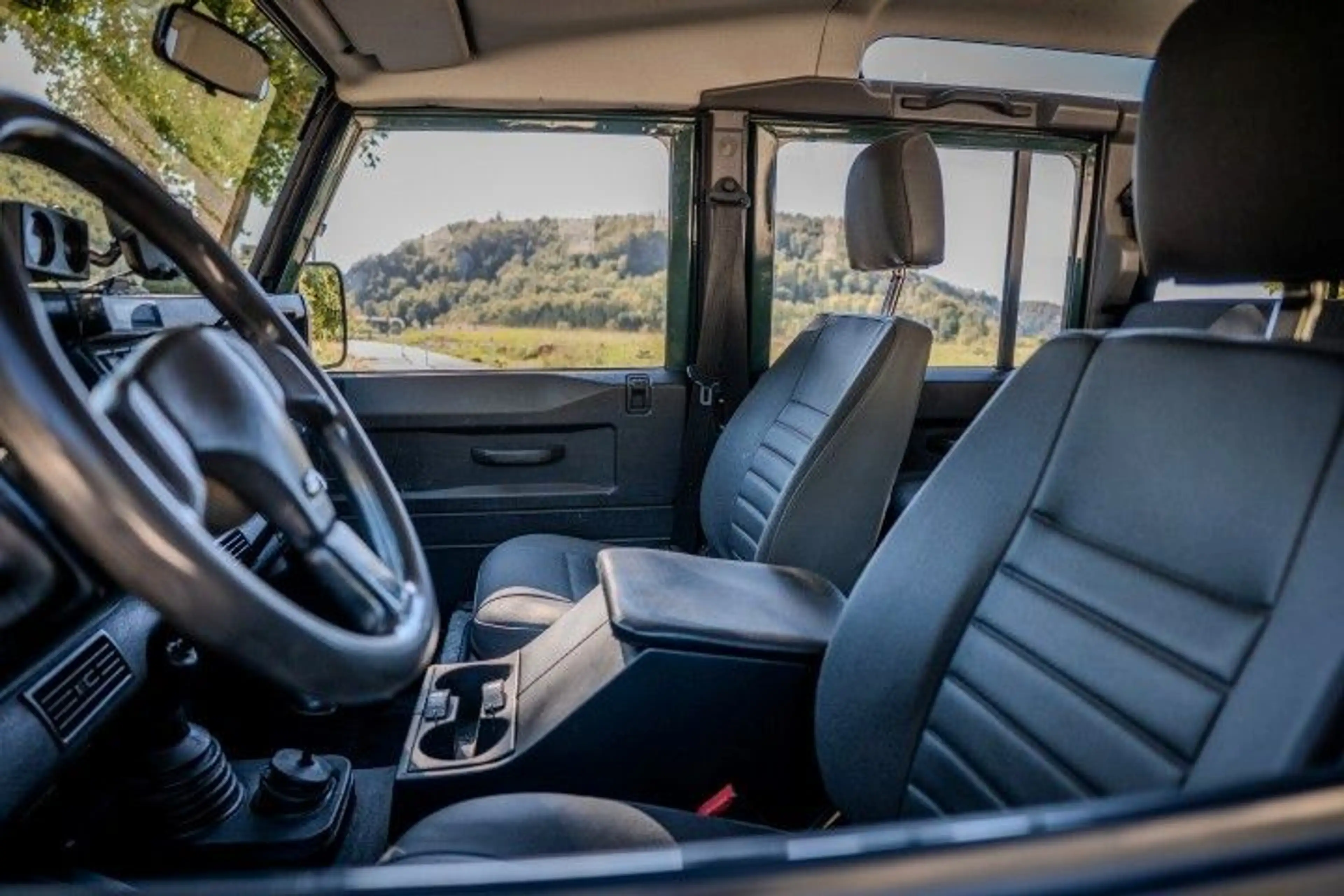 Land Rover Defender 110 — photo 13