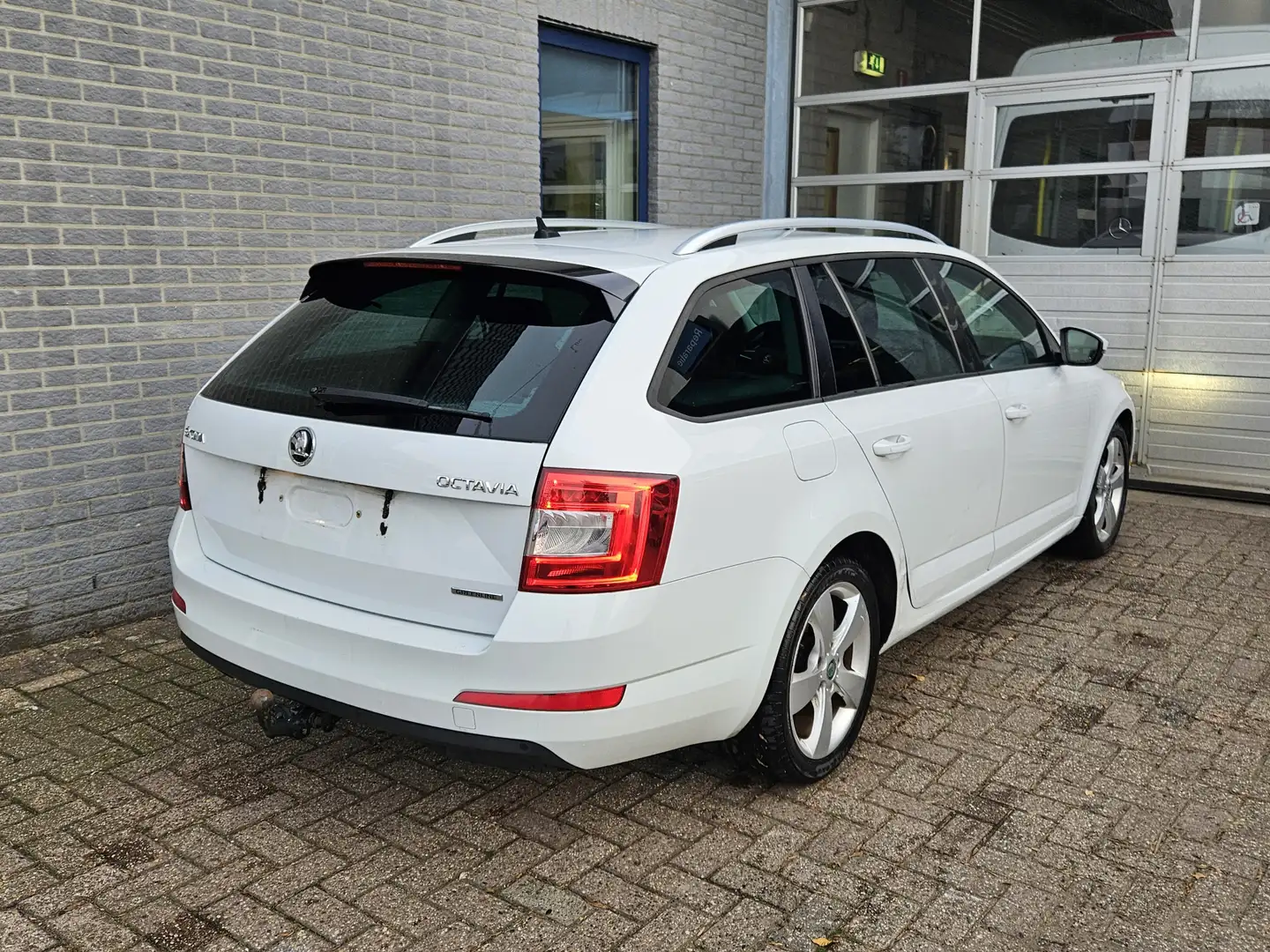 Skoda Octavia Combi 1.6 TDI Greenline Biały - 2