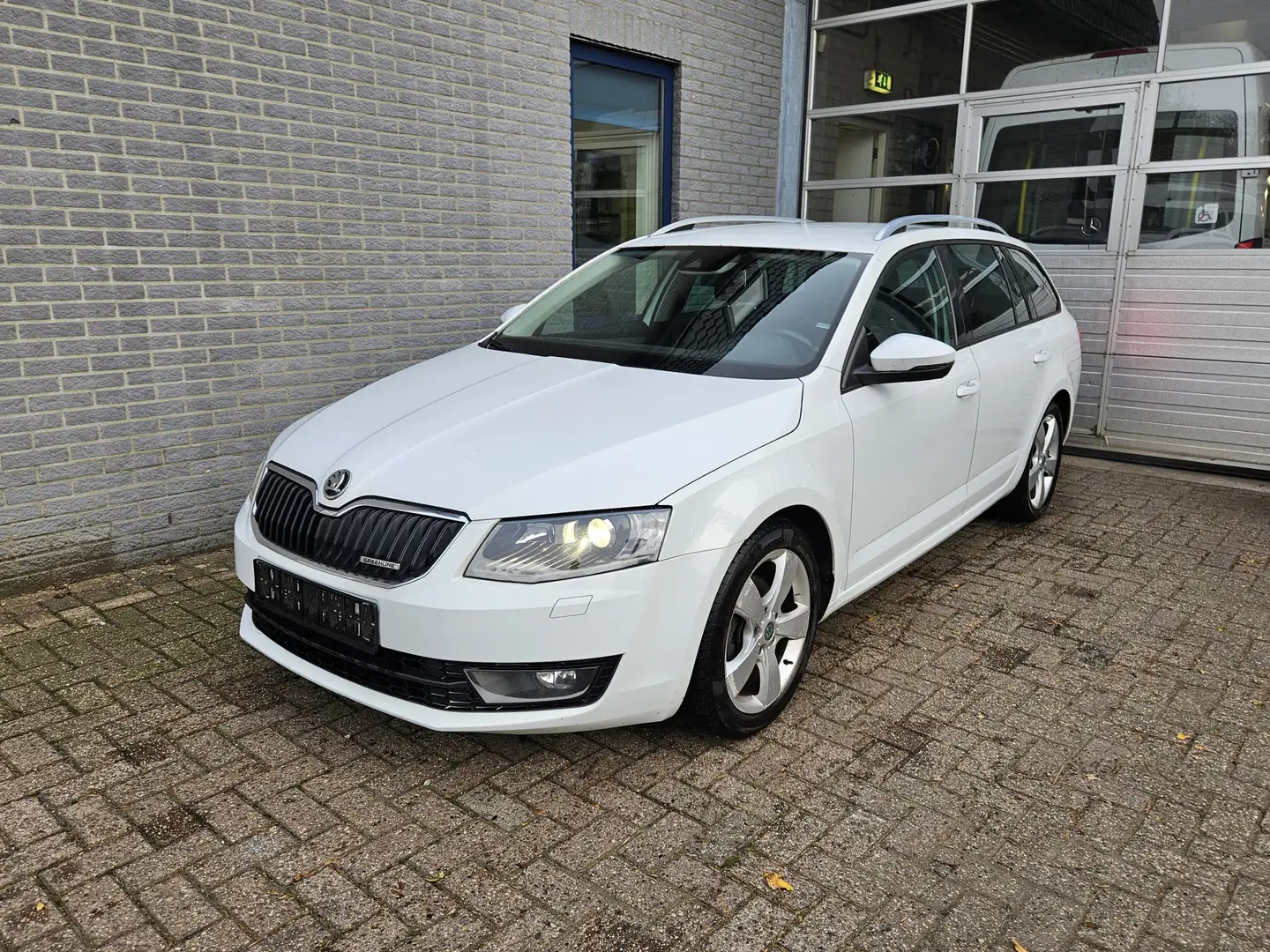 Skoda Octavia Combi 1.6 TDI Greenline Biały - 1