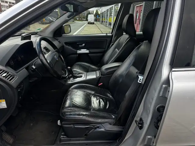 Volvo XC90 view 10