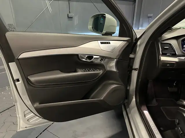 Volvo XC90 view 11