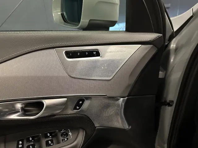 Volvo XC90 view 12