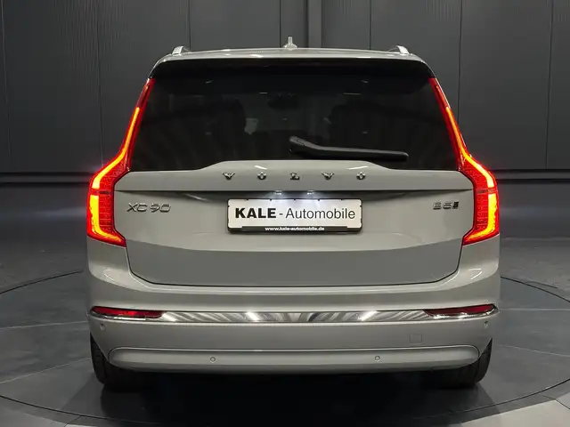 Volvo XC90 view 4