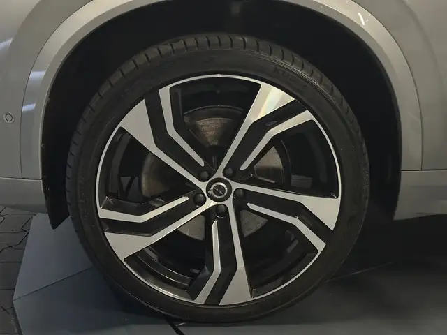 Volvo XC90 view 9