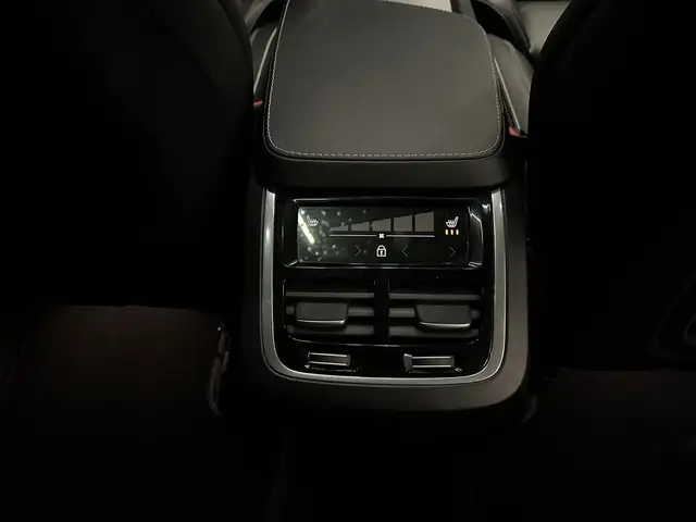 Volvo XC90 view 28