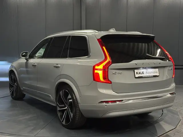 Volvo XC90 view 3