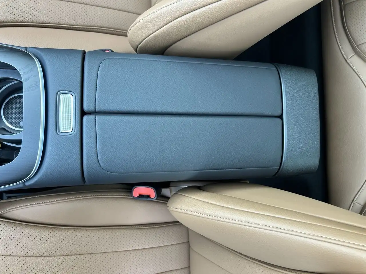 Mercedes-Benz E-Class снимка Mercedes-Benz E-Class