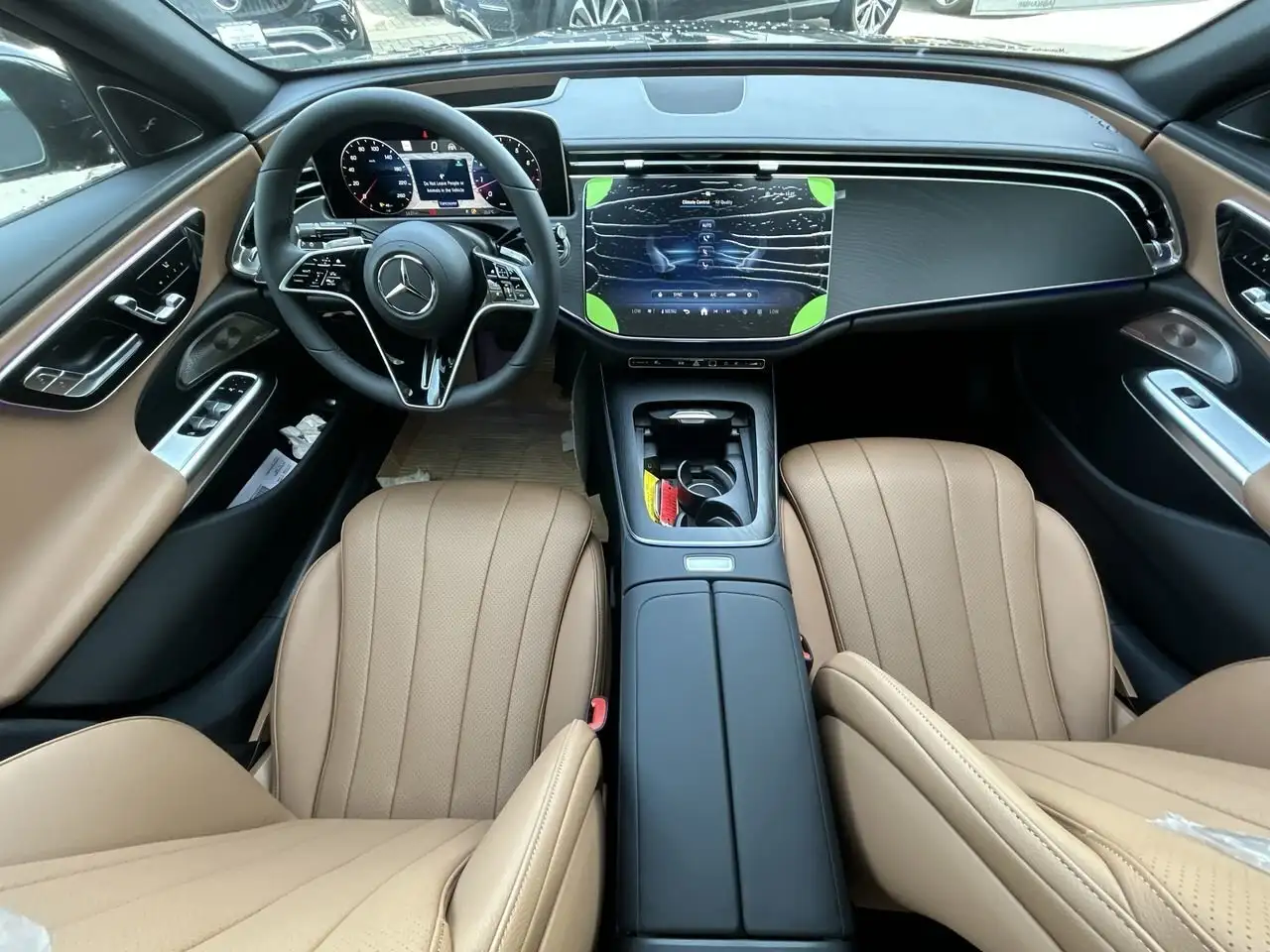 Mercedes-Benz E-Class снимка Mercedes-Benz E-Class
