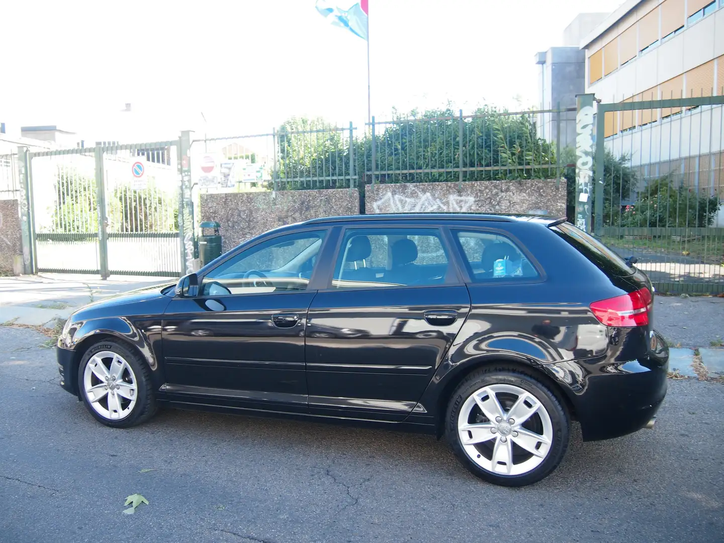 Audi A3 Sportback 2.0 tdi 140CV EURO5 Pochi Km Nero - 2