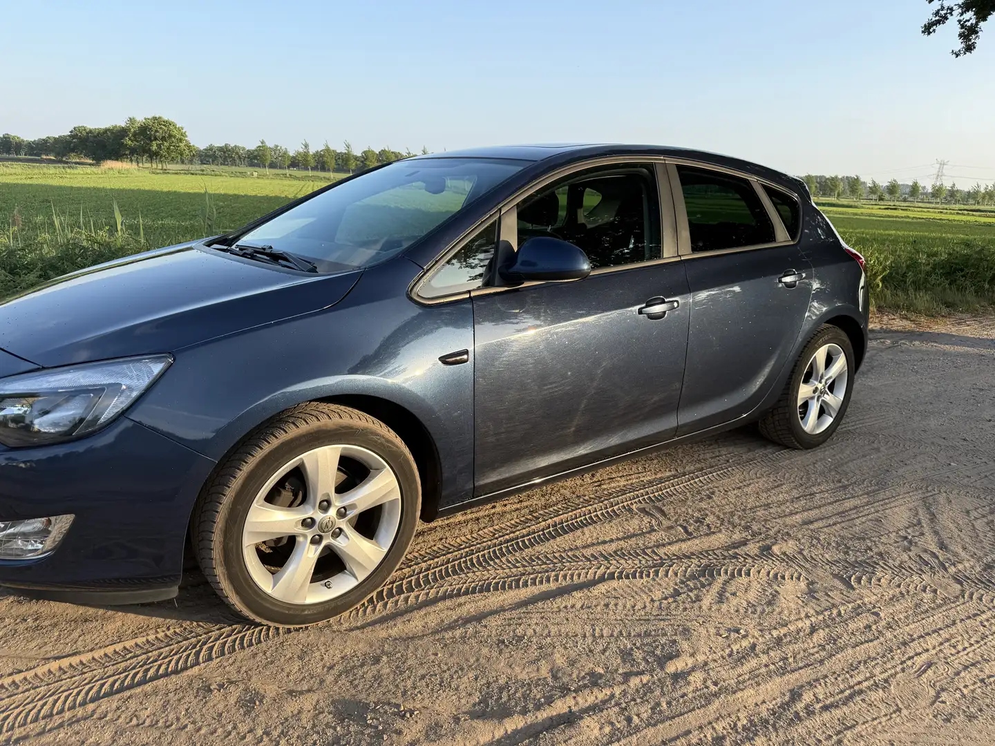 Opel Astra 1.4 Cosmo met schuif/kanteldak Blauw - 2