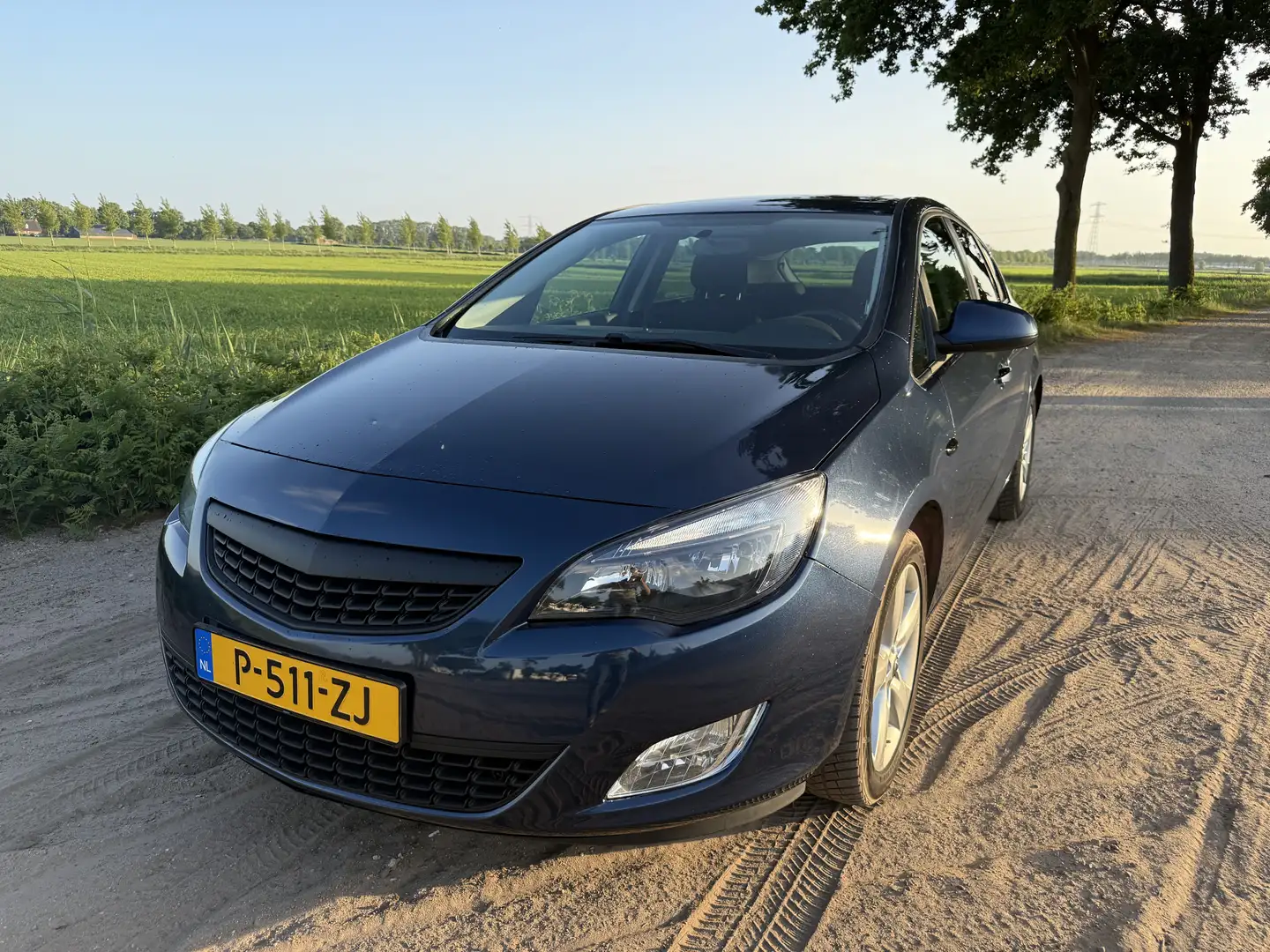 Opel Astra 1.4 Cosmo met schuif/kanteldak Blauw - 1